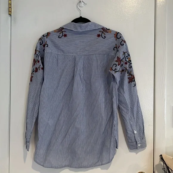 Beach lunch lounge- long sleeved floral button up - Picture 2 of 3